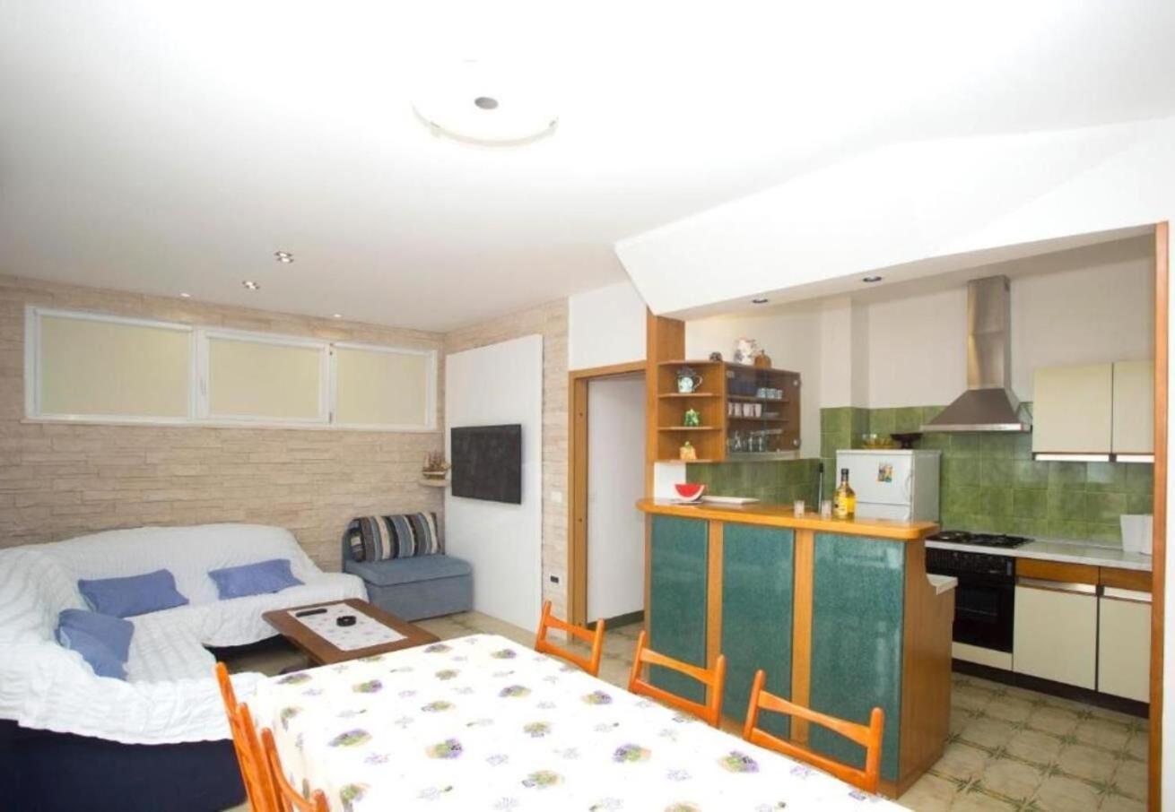 Apartments Damir - 80 M From Beach Postira Exterior photo