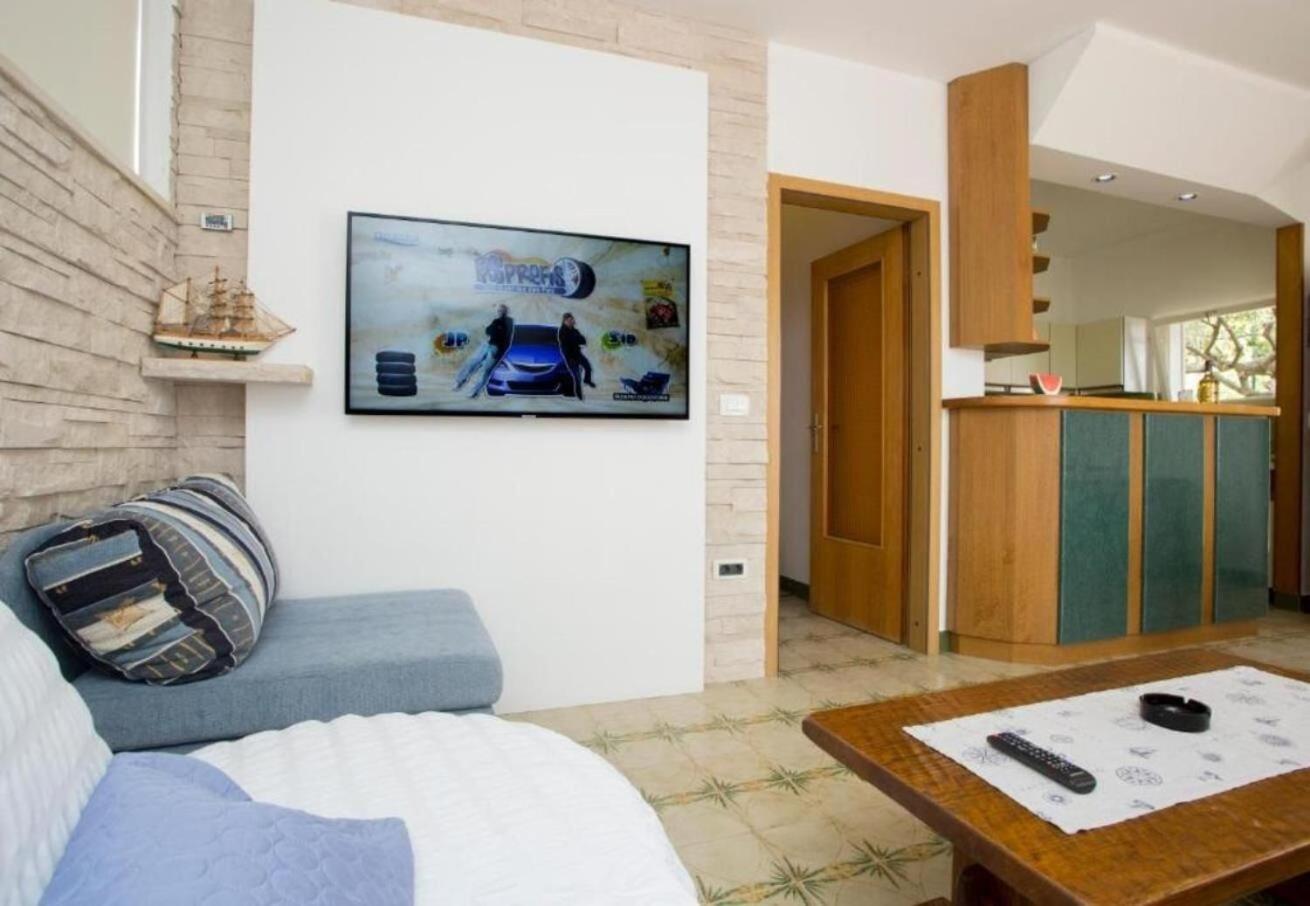 Apartments Damir - 80 M From Beach Postira Exterior photo